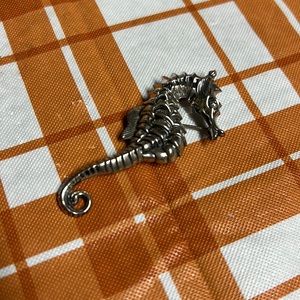 Beau Sterling seahorse pin